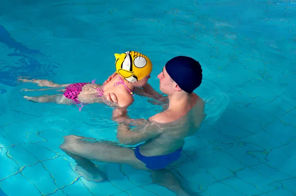 코치는 소녀에게 수영을 가르치고 — 스톡 사진