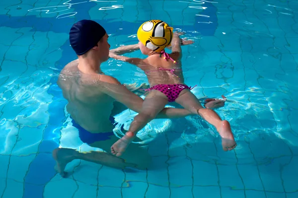 Treinador Piscina Ensina Uma Menina Nadar Actividade Água — Fotografia de Stock