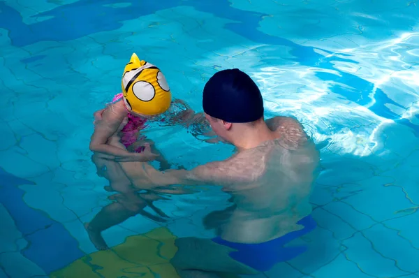 Treinador Piscina Ensina Uma Menina Nadar Actividade Água — Fotografia de Stock