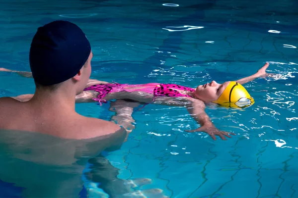 Trener Basenu Uczy Małą Dziewczynkę Pływać Aktywność Wody — Zdjęcie stockowe