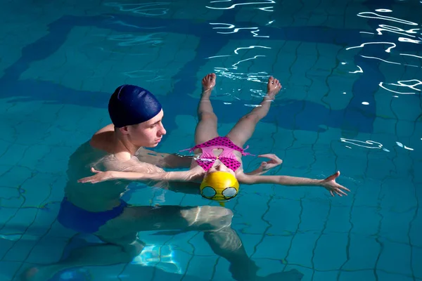 Treinador Piscina Ensina Uma Menina Nadar Actividade Água — Fotografia de Stock