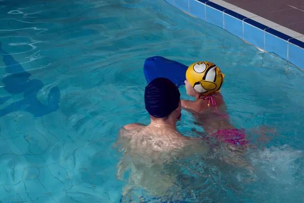 Entrenador Piscina Enseña Nadar Una Niña Actividad Hídrica —  Fotos de Stock