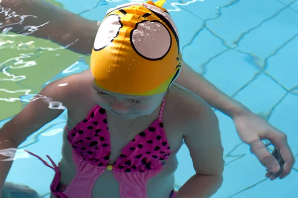 Treinador Piscina Ensina Uma Menina Nadar Mergulhar Debaixo Água Prender — Fotografia de Stock