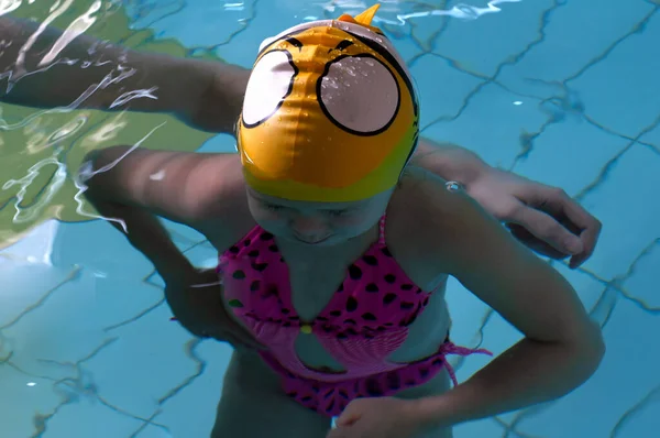 Treinador Piscina Ensina Uma Menina Nadar Mergulhar Debaixo Água Prender — Fotografia de Stock