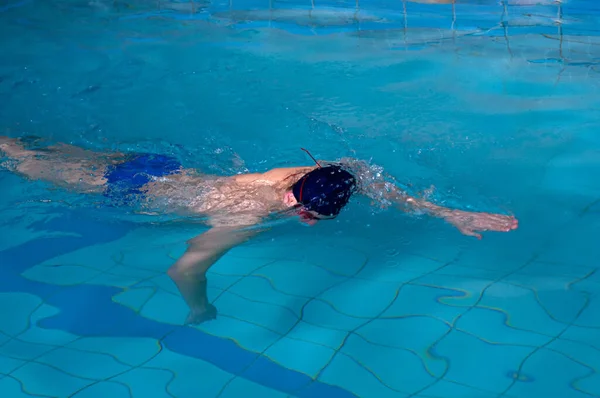 Człowiek Pływa Przodu Styl Crawl Basenie Kryty — Zdjęcie stockowe