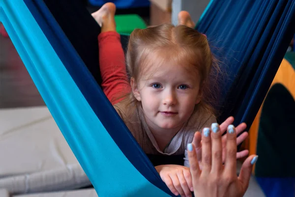 Cute Little Girl Enjoying Sensory Therapy Hammock While Her Physiotherapist — Stock Photo, Image