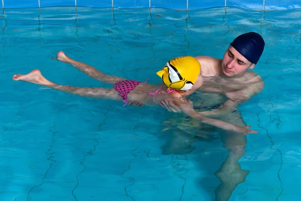 Προπονητής Της Πισίνας Μαθαίνει Ένα Κοριτσάκι Κολυμπάει Δραστηριότητα Του Νερού — Φωτογραφία Αρχείου