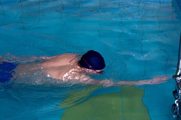 Man Swims Forward Crawl Style Swimming Pool Indoor — Stock Photo, Image