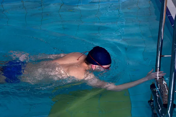 Hombre Nada Hacia Adelante Estilo Arrastre Piscina Cubierta —  Fotos de Stock