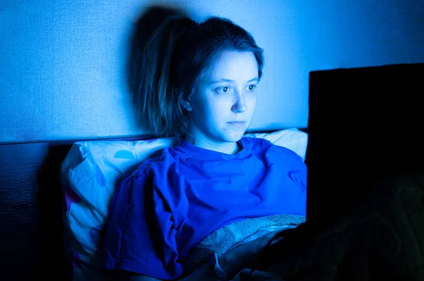 Mujer Acostada Con Portátil Noche Dormitorio Almohada Luz Azul Pantalla — Foto de Stock