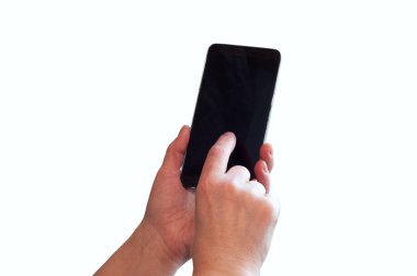 Beyaz arka planda izole edilmiş akıllı telefonlu yaşlı kadın elleri.