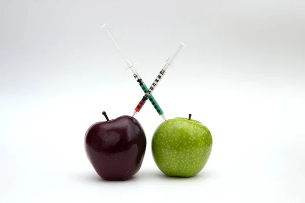 Inyección Jeringa Una Manzana Roja Alimentos Genéticos Modificados Inyección Omg — Foto de Stock