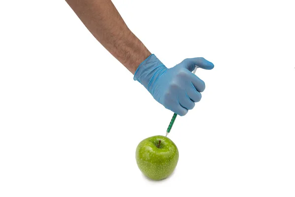 살충제와 질산염을 주사기로 사과에 Gmo 유전적으로 변형된 유기체 — 스톡 사진