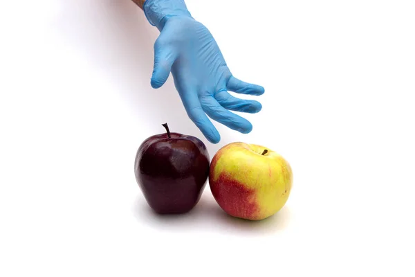 장갑을 사과를 생물성 과일을 보겠다고 — 스톡 사진
