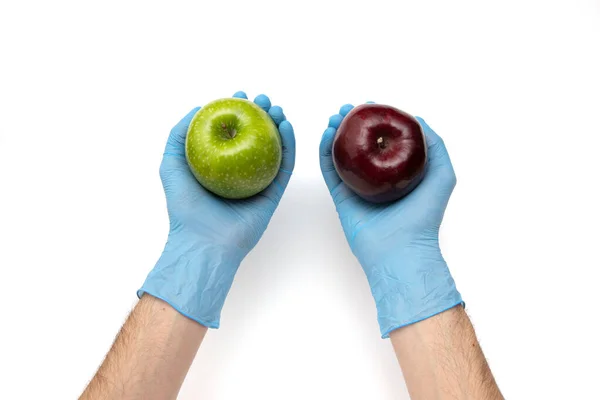 장갑을 Gmo 사과를 살충제 열매를 보라고 — 스톡 사진