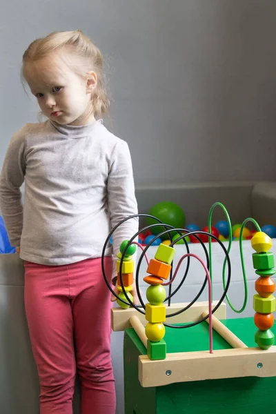 Ejercicios para la disfunción de integración sensorial. juguete educativo con cables en bucle para la coordinación de la enseñanza — Foto de Stock