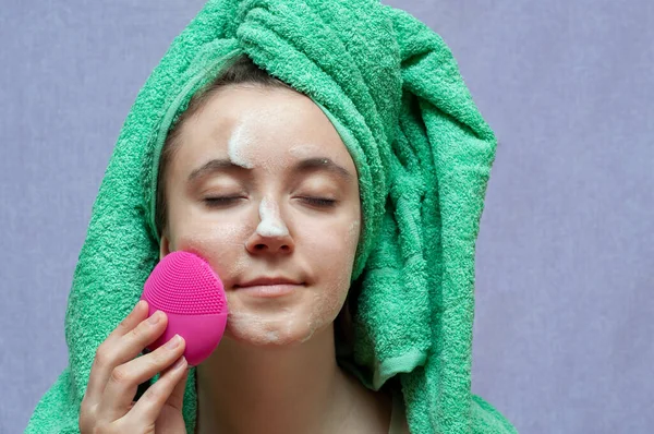 Young Woman Washing Face Silicone Pink Brush Cleansing Foam Cosmetic — Stock Photo, Image