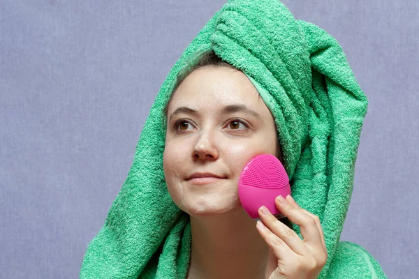 Young Woman Washing Face Silicone Pink Brush Cleansing Foam Cosmetic — Stock Photo, Image