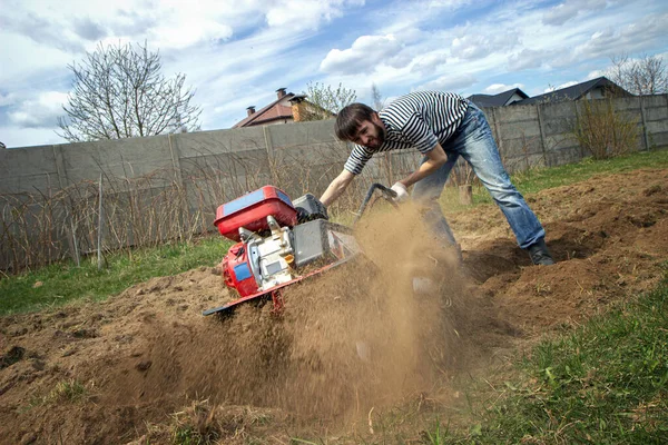 Farmář Orá Půdu Kultivátorem Připravuje Výsadbě Zeleniny Slunné Zahradě — Stock fotografie