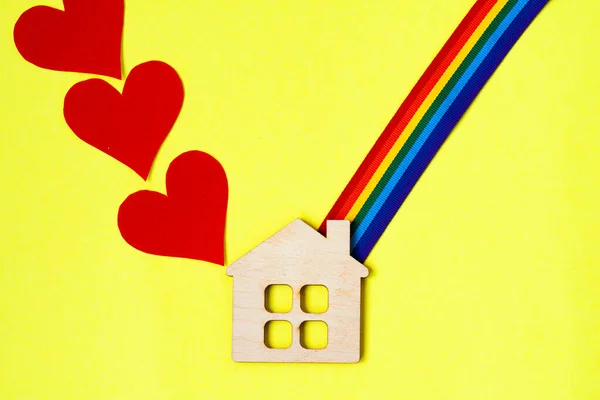 Mini Casa Madeira Brinquedo Com Ribbbon Lgbt Arco Íris Corações — Fotografia de Stock