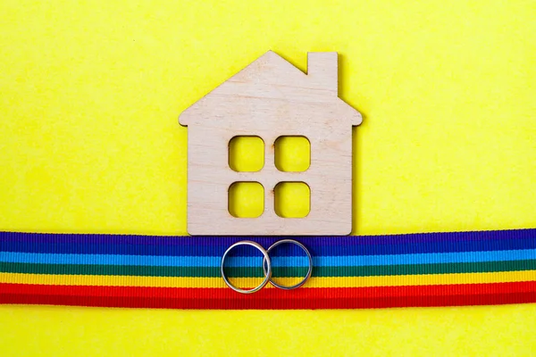 Mini Casa Madeira Brinquedo Ribbbon Lgbt Arco Íris Com Anéis — Fotografia de Stock