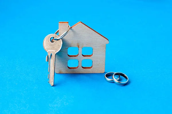 Casa Brinquedo Madeira Com Anéis Casamento Chaves Fundo Azul Conceito — Fotografia de Stock