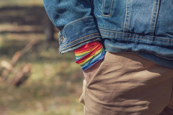 Hombre Mostrando Mano Con Cinta Arco Iris Concepto Orgullo Lgbt — Foto de Stock