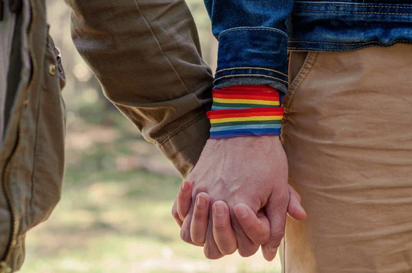 Igbt Eşcinsel Ilişkiler Homoseksüel Konsept Eşcinsel Gökkuşağı Bilekliği Takan Erkek — Stok fotoğraf