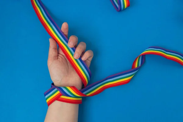 Lgbt Regenboog Lint Bij Hand Blauwe Achtergrond Concept Van Dank — Stockfoto