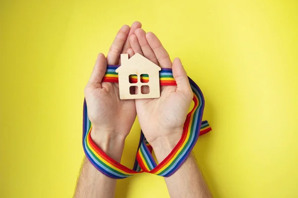 Mãos Masculinas Com Arco Íris Orgulho Gay Fita Lgbt Pulseira — Fotografia de Stock