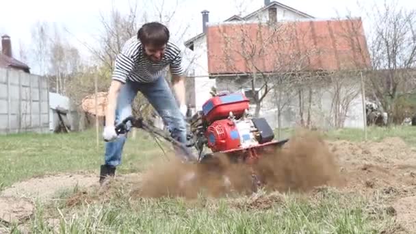 Close Man Plowing Land Garden Cultivator Agricultural Work Plowing Field — Stock Video