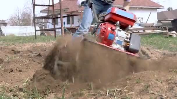 Aus Nächster Nähe Mann Pflügt Das Land Garten Mit Einem — Stockvideo