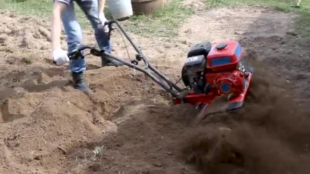 Close Man Plowing Land Garden Cultivator Agricultural Work Plowing Field — Stock Video