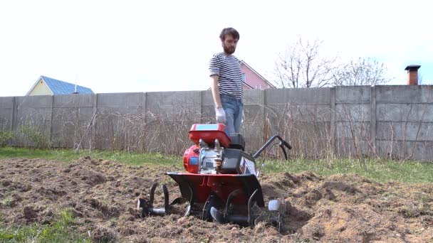 Homme Inspecte Cultivateur Nettoie Herbe Démarre Moteur Pour Commencer Travail — Video