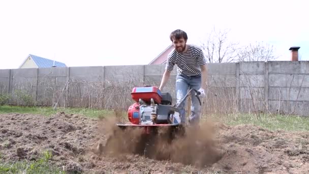 Feche Bem Homem Arar Terra Jardim Com Cultivador Trabalho Agrícola — Vídeo de Stock