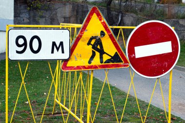 Hasarlı ve tehlikeli asfalt yolu. Mühendislik yollarının onarımı.