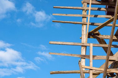 Şehrin dışında büyük bir ev ya da kulübe inşa edilirken ahşap iskele.