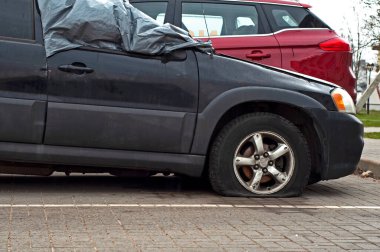 Araba lastiği patlak. Trafik kazasını kapat.