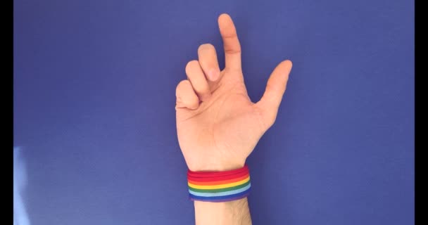Geballte Faust Mit Lgbt Regenbogenband Handgelenk Protest Gegen Menschenrechtsverletzungen Und — Stockvideo