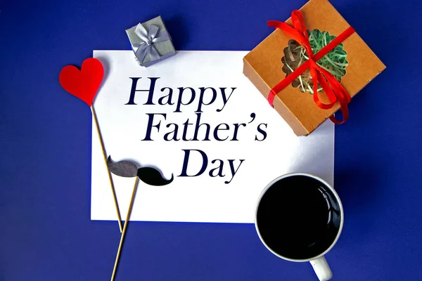 父亲节快乐 的信息发布在一张蓝色背景的框架和礼物的白皮书上 — 图库照片