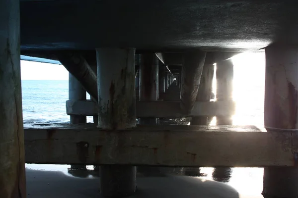 Pylonen mit einer Seebrücke auf dem Meer — Stockfoto