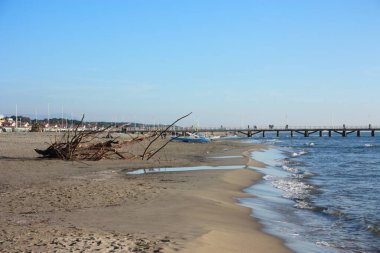 Versilia plajı, Apuan Alpleri 'nin önünde yumuşak ve sıcak renklerden oluşan kumlu bir alan. Kışın sessizliği, soğukta kimse