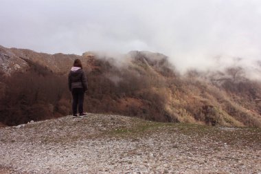 kız Toskana Apuan Alpleri yolları boyunca sis ve sis tek başına yürüyor