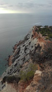 Ibiza 'daki Cala d' Hort 'un yüksek uçurumundan görülen Balearic deniz suyunun panoraması Es Vedra' nın sihirli adasının önünde.