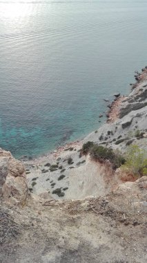 Ibiza 'daki Cala d' Hort 'un yüksek uçurumundan görülen Balearic deniz suyunun panoraması Es Vedra' nın sihirli adasının önünde.