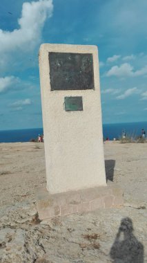 Formentera 'nın en yüksek yamacına dikilmiş bir taş levha.
