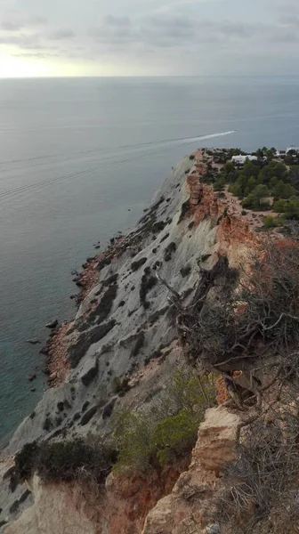 Panorama Balearskiej wody morskiej widzianej z wysokiego urwiska Cala d 'Hort na Ibizie, przed magiczną wysepką Es Vedra — Zdjęcie stockowe