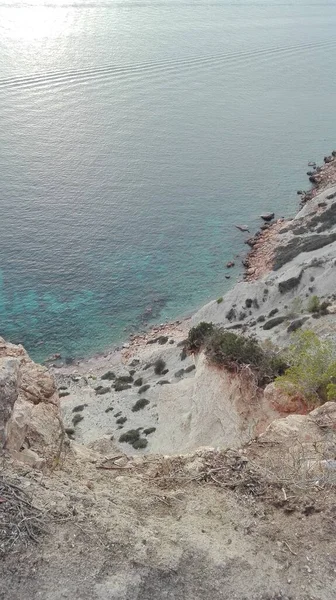 Panorama del agua de mar balear vista desde el alto acantilado de Cala d 'Hort en Ibiza, frente al mágico islote de Es Vedra —  Fotos de Stock