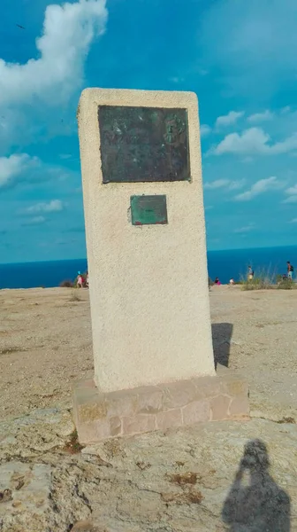Formentera 'nın en yüksek yamacına dikilmiş bir taş levha.