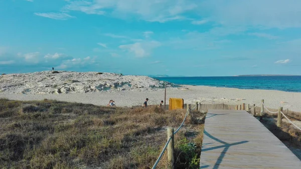 Hermosa y famosa playa de las islas baleáricas. Formentera, Cala di Ses Illetes . — Foto de Stock